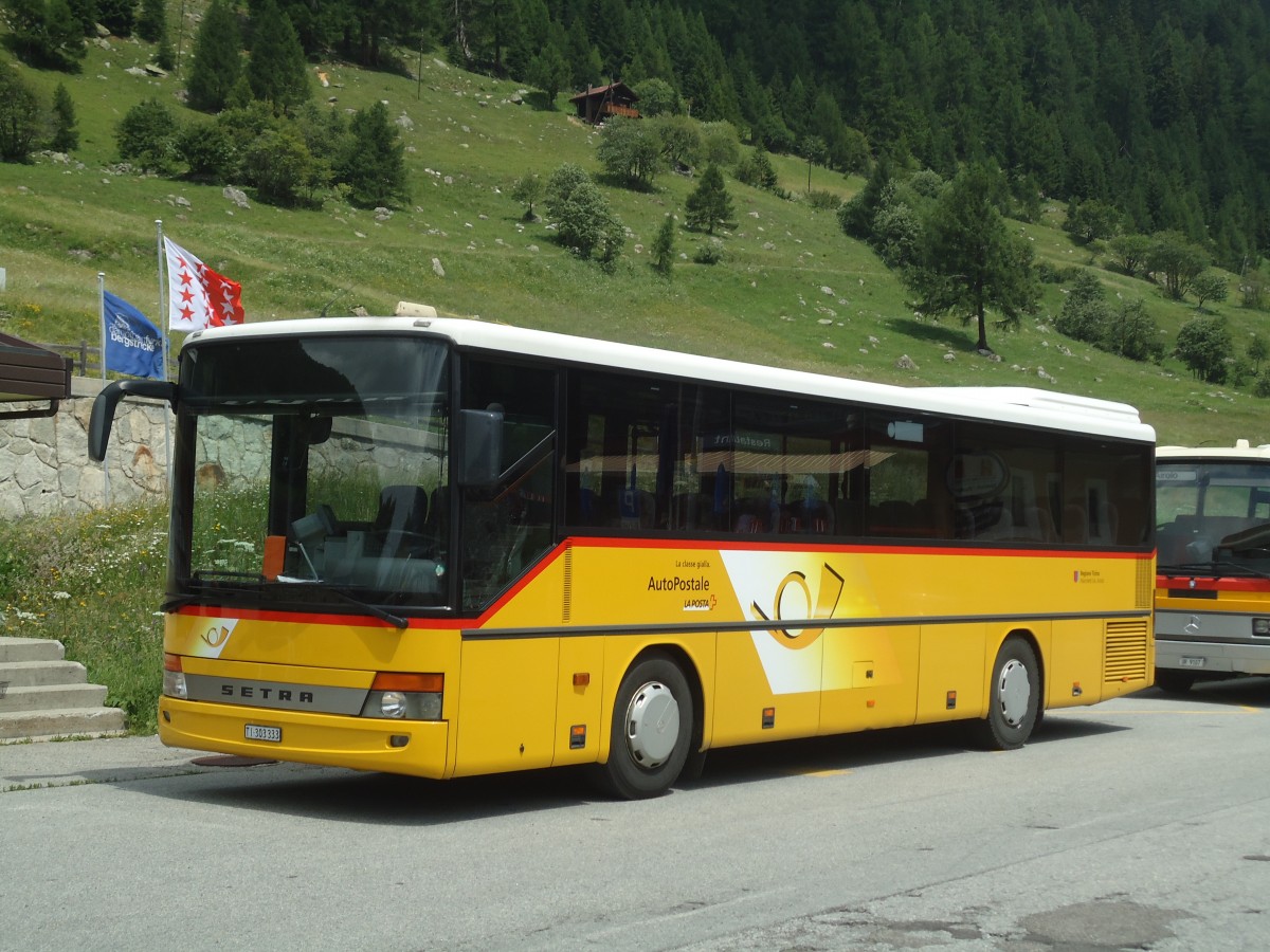 (140'282) - Marchetti, Airolo - Nr. 5/TI 303'333 - Setra am 1. Juli 2012 beim Bahnhof Oberwald