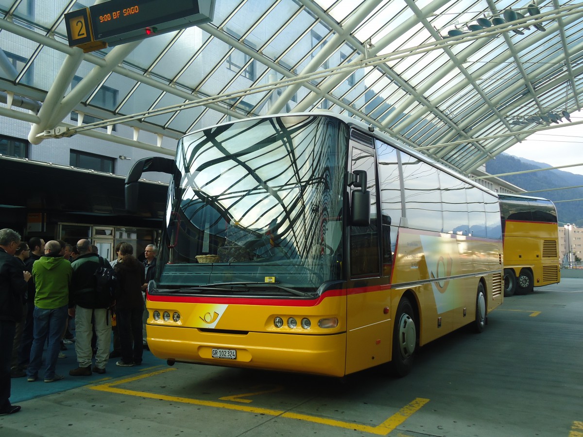 (141'577) - PostAuto Graubnden - GR 102'324 - Neoplan am 15. September 2012 in Chur, Postautostation