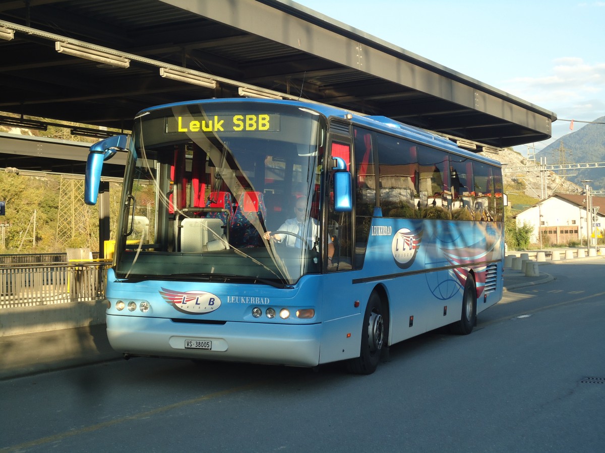 (141'891) - LLB Susten - Nr. 5/VS 38'005 - Neoplan am 1. Oktober 2012 beim Bahnhof Leuk