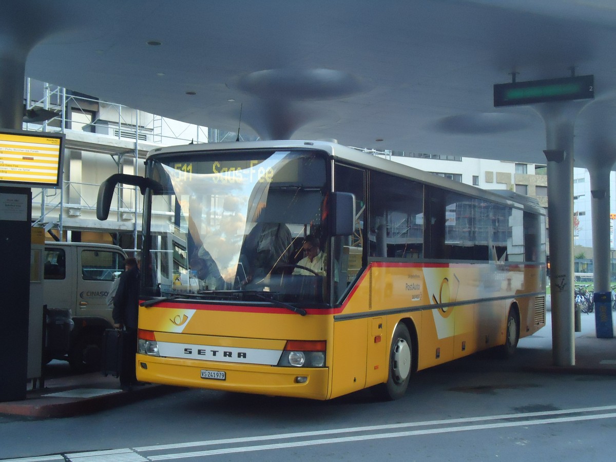 (141'894) - PostAuto Wallis - VS 241'979 - Setra am 1. Oktober 2012 beim Bahnhof Visp