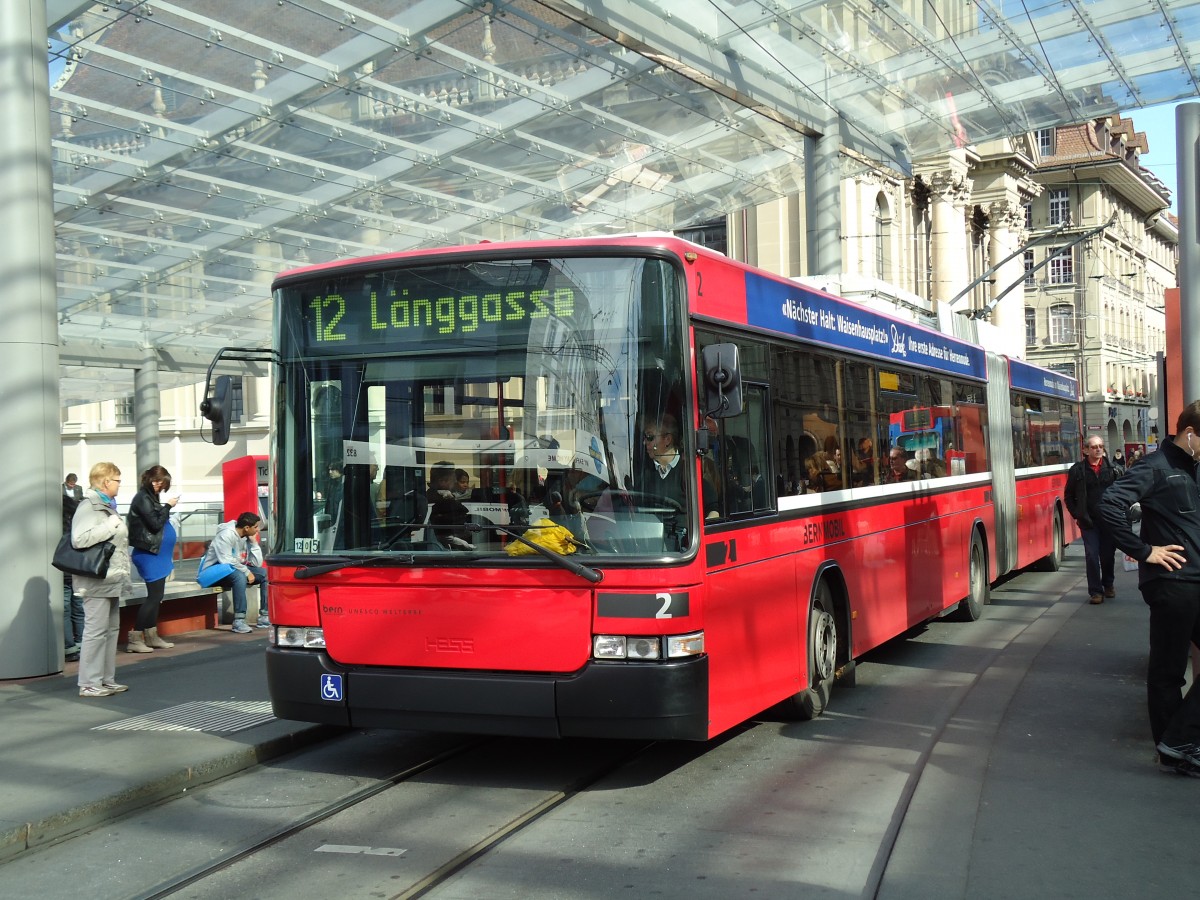 (141'917) - Bernmobil, Bern - Nr. 2 - NAW/Hess Gelenktrolleybus am 16. Oktober 2012 beim Bahnhof Bern