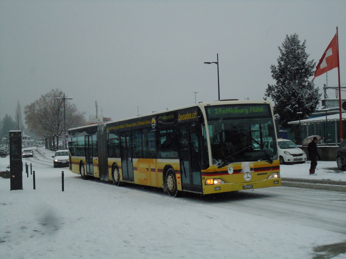 (142'296) - STI Thun - Nr. 85/BE 543'385 - Mercedes am 2. Dezember 2012 beim Bahnhof Thun