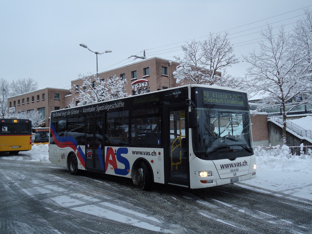 (142'328) - Lengacher, Mnsingen - Nr. 8/BE 416'538 - MAN am 8. Dezember 2012 beim Bahnhof Mnsingen (prov. Haltestelle)