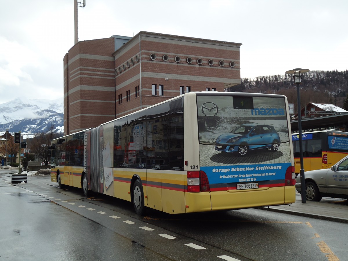 (142'538) - STI Thun - Nr. 121/BE 700'121 - MAN am 16. Dezember 2012 beim Bahnhof Spiez