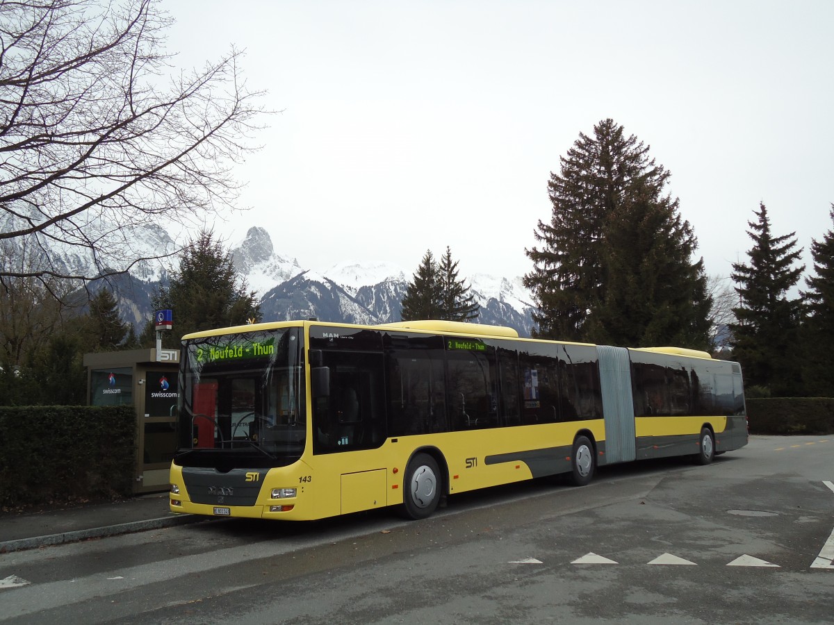 (142'698) - STI Thun - Nr. 143/BE 801'143 - MAN am 28. Dezember 2012 in Thun, Schorenfriedhof