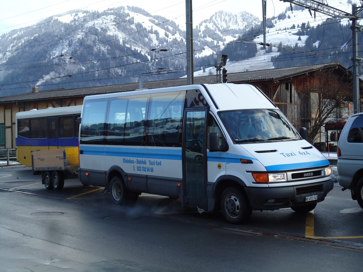 (142'902) - Ueltschi, Zweisimmen - BE 651'747 - Iveco am 2. Januar 2013 beim Bahnhof Zweisimmen