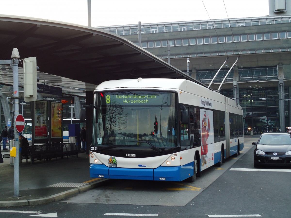 (142'972) - VBL Luzern - Nr. 212 - Hess/Hess Gelenktrolleybus am 5. Januar 2013 beim Bahnhof Luzern