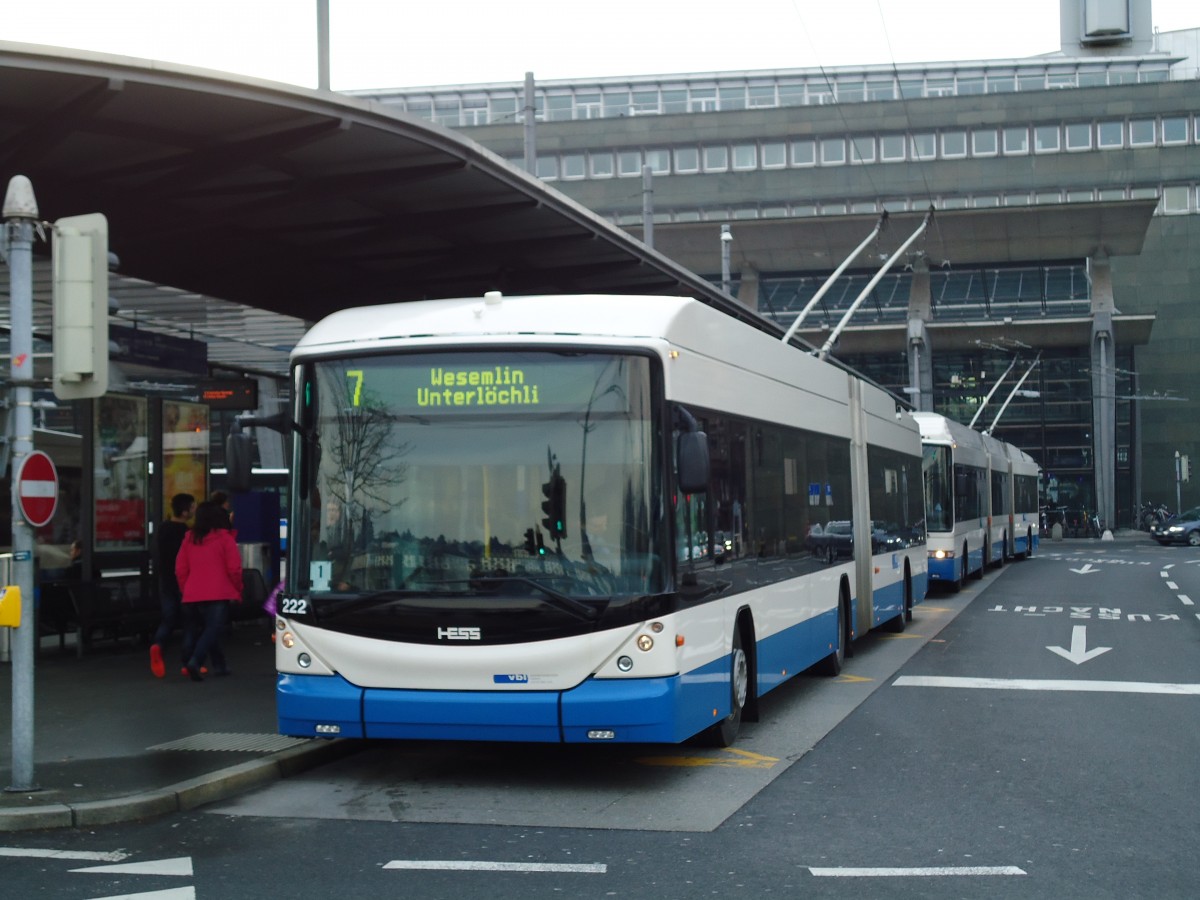 (142'973) - VBL Luzern - Nr. 222 - Hess/Hess Gelenktrolleybus am 5. Januar 2013 beim Bahnhof Luzern