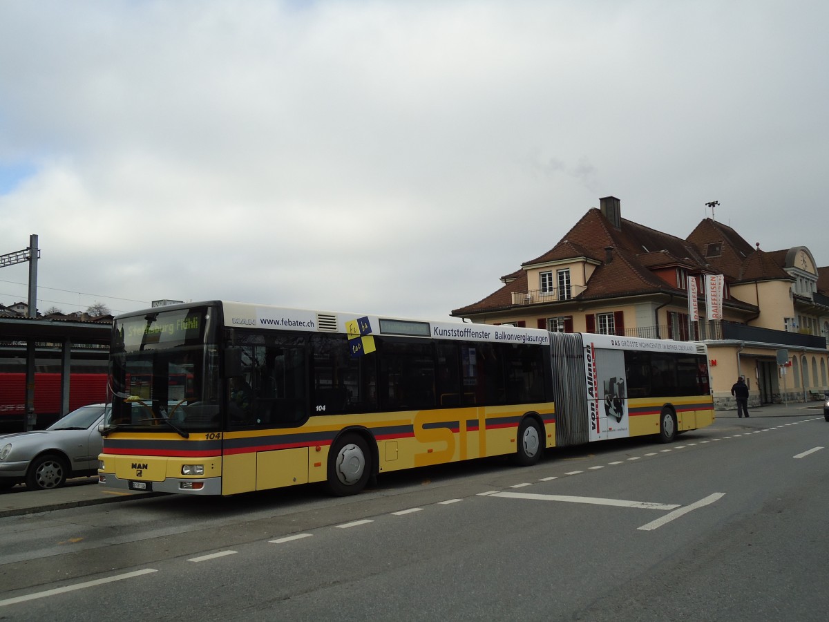 (142'998) - STI Thun - Nr. 104/BE 577'104 - MAN am 7. Januar 2013 beim Bahnhof Spiez