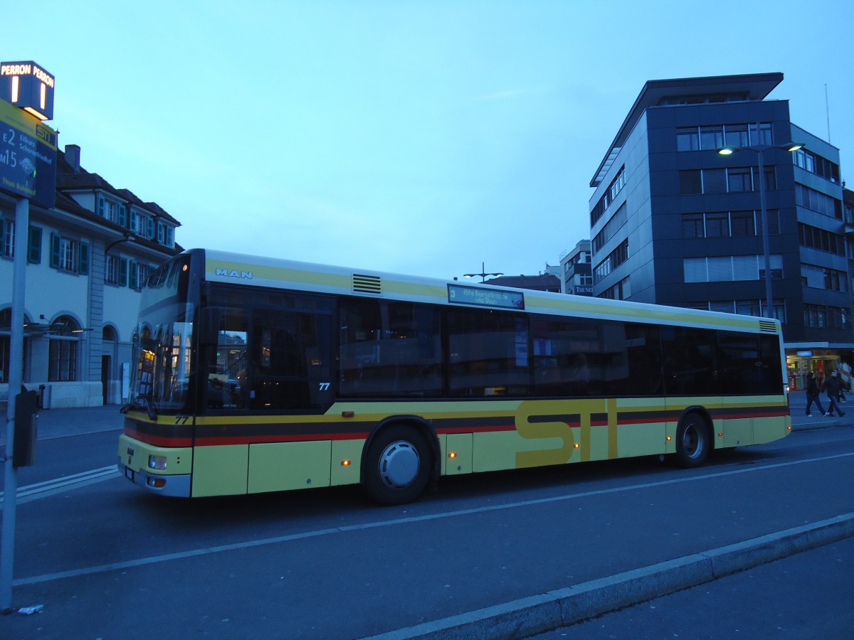 (143'008) - STI Thun - Nr. 77/BE 274'177 - MAN am 12. Januar 2013 beim Bahnhof Thun