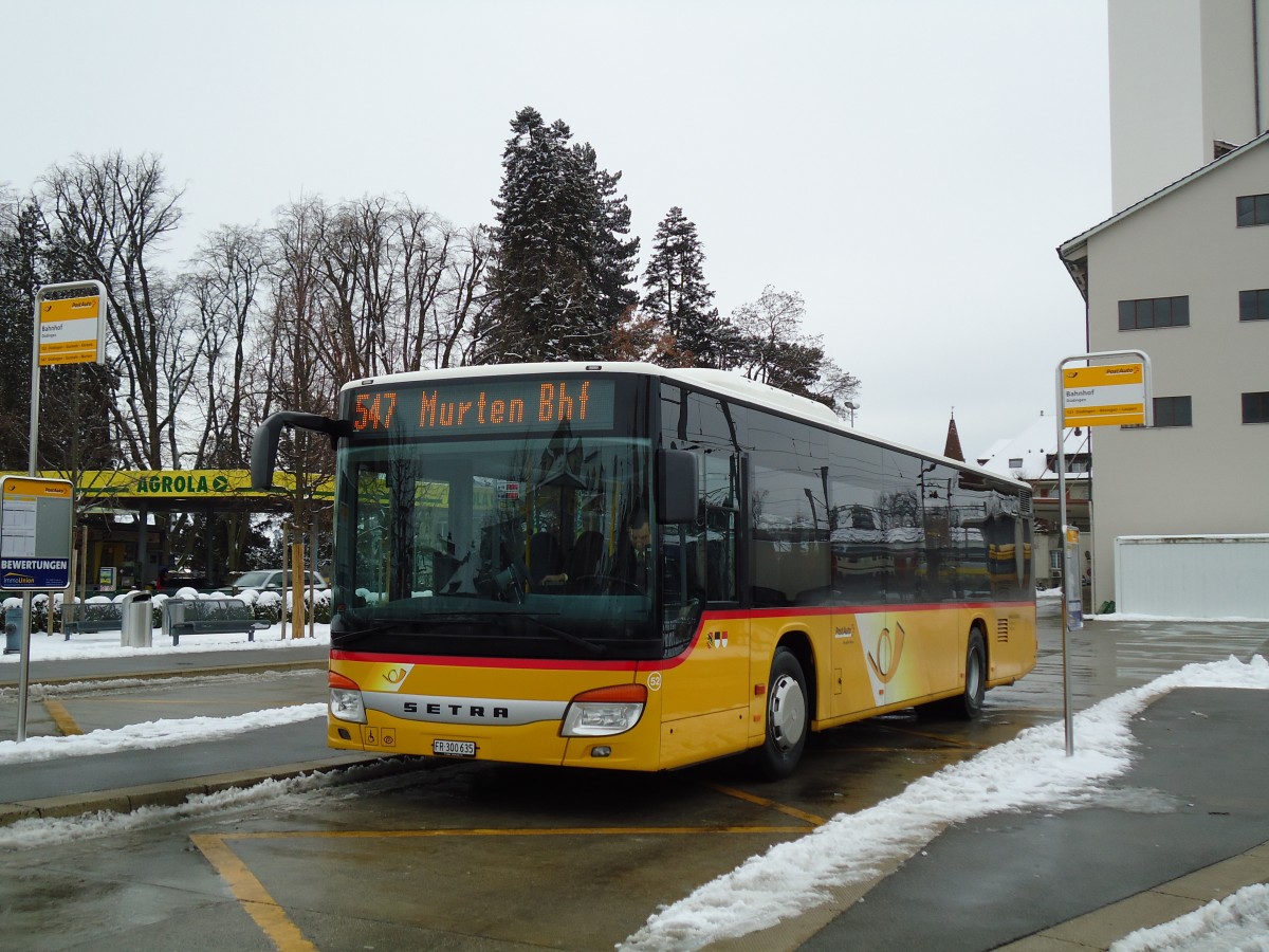 (143'110) - Wieland, Murten - Nr. 52/FR 300'635 - Setra am 21. Januar 2013 beim Bahnhof Ddingen