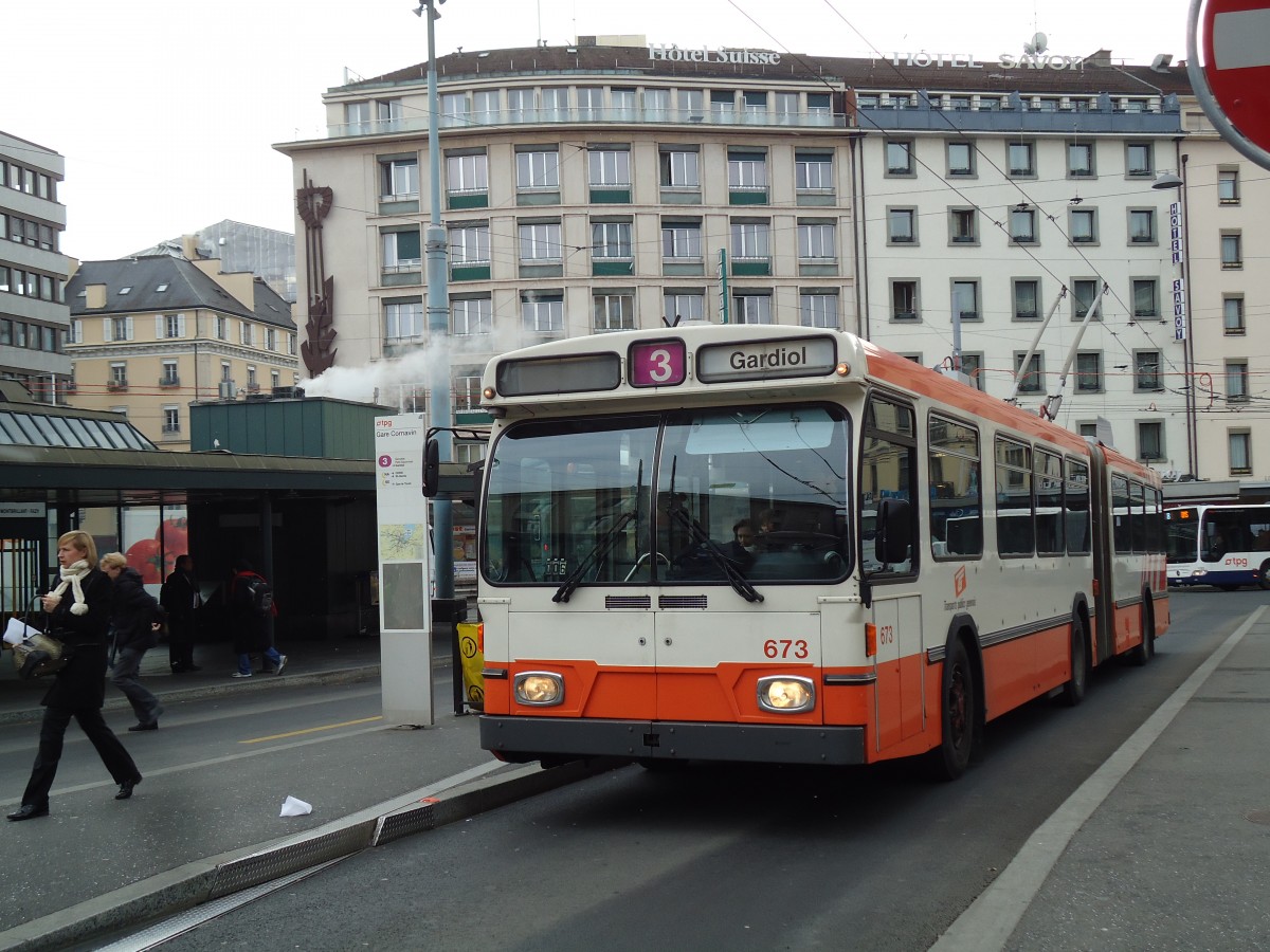 (143'334) - TPG Genve - Nr. 673 - Saurer/Hess Gelenktrolleybus am 22. Februar 2013 beim Bahnhof Genve