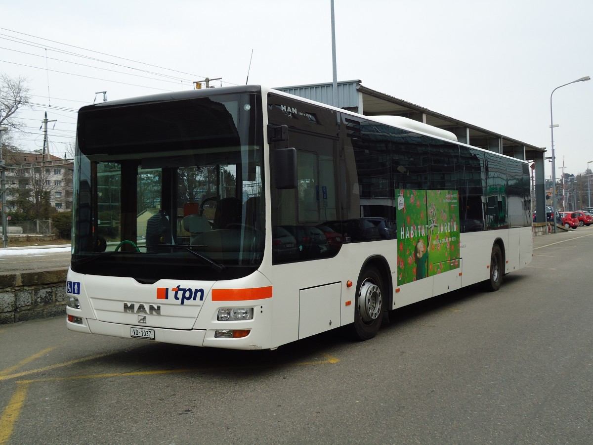 (143'394) - TPN Nyon - VD 1037 - MAN am 22. Februar 2013 beim Bahnhof Nyon