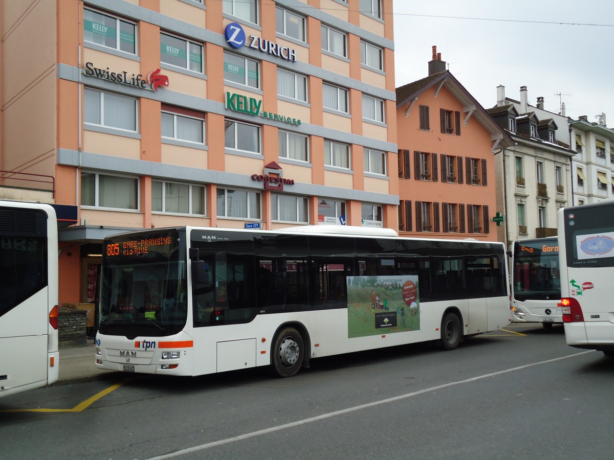 (143'407) - TPN Nyon - VD 318'367 - MAN am 22. Februar 2013 beim Bahnhof Nyon