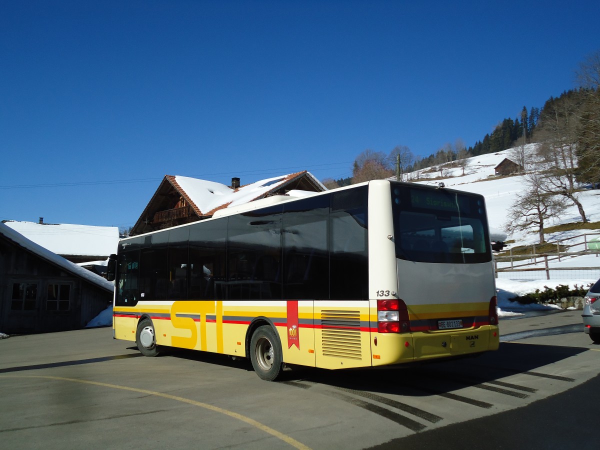 (143'453) - STI Thun - Nr. 133/BE 801'133 - MAN/Gppel am 4. Mrz 2013 in Schwanden, Sge