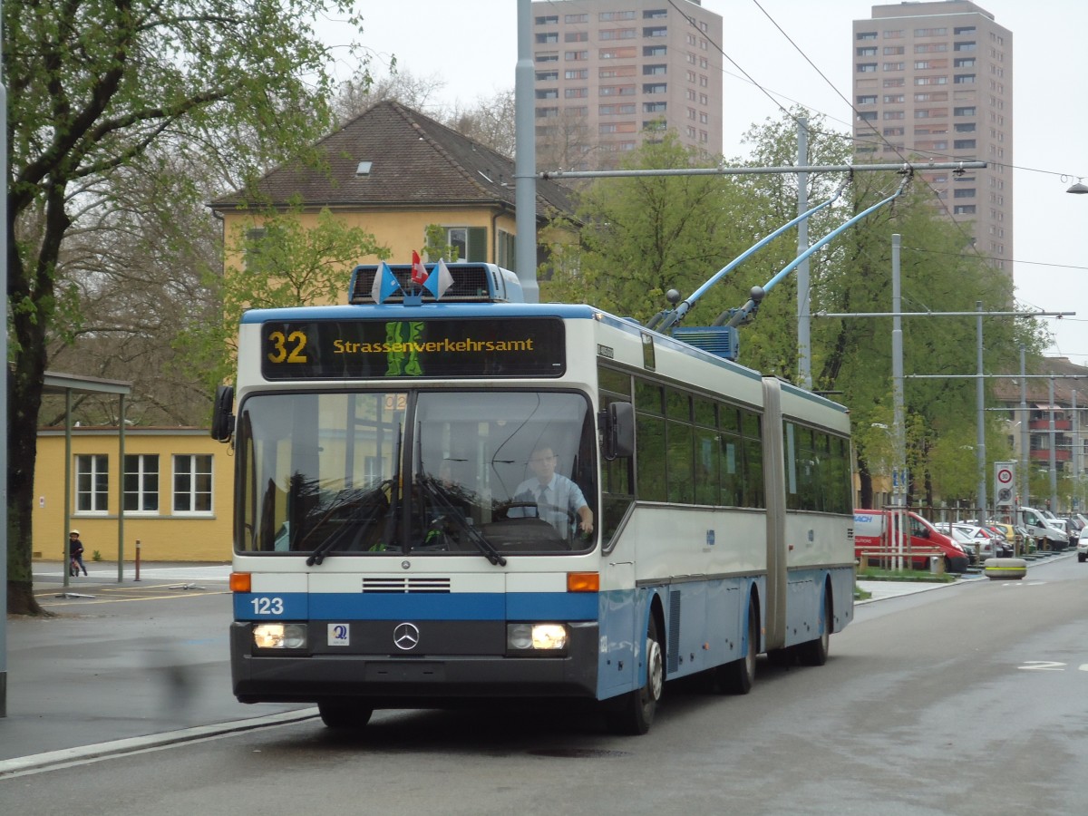 (143'775) - VBZ Zrich - Nr. 123 - Mercedes Gelenktrolleybus am 21. April 2013 in Zrich, Bullingerplatz