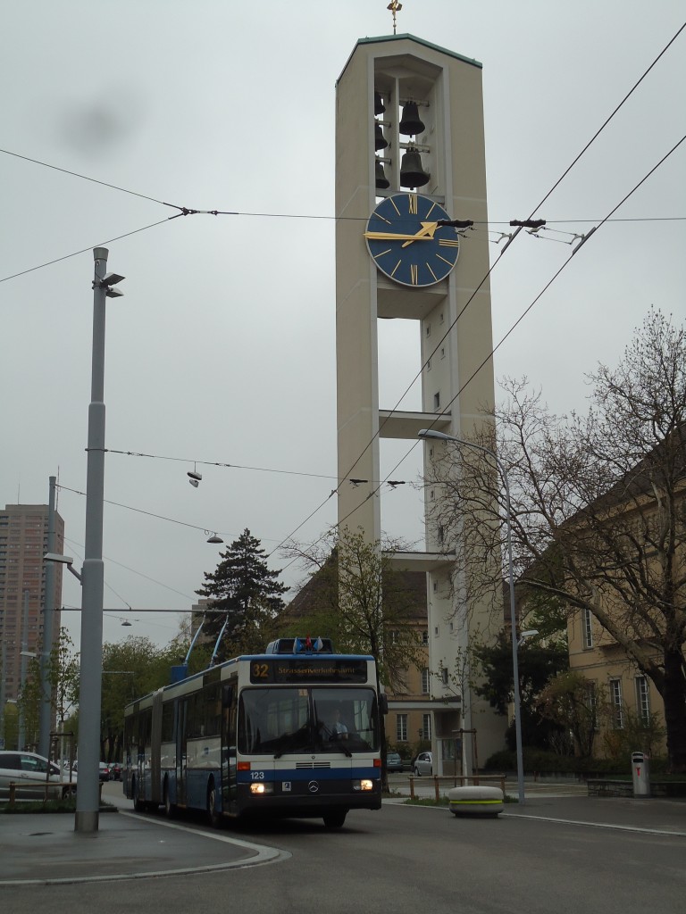 (143'776) - VBZ Zrich - Nr. 123 - Mercedes Gelenktrolleybus am 21. April 2013 in Zrich, Bullingerplatz