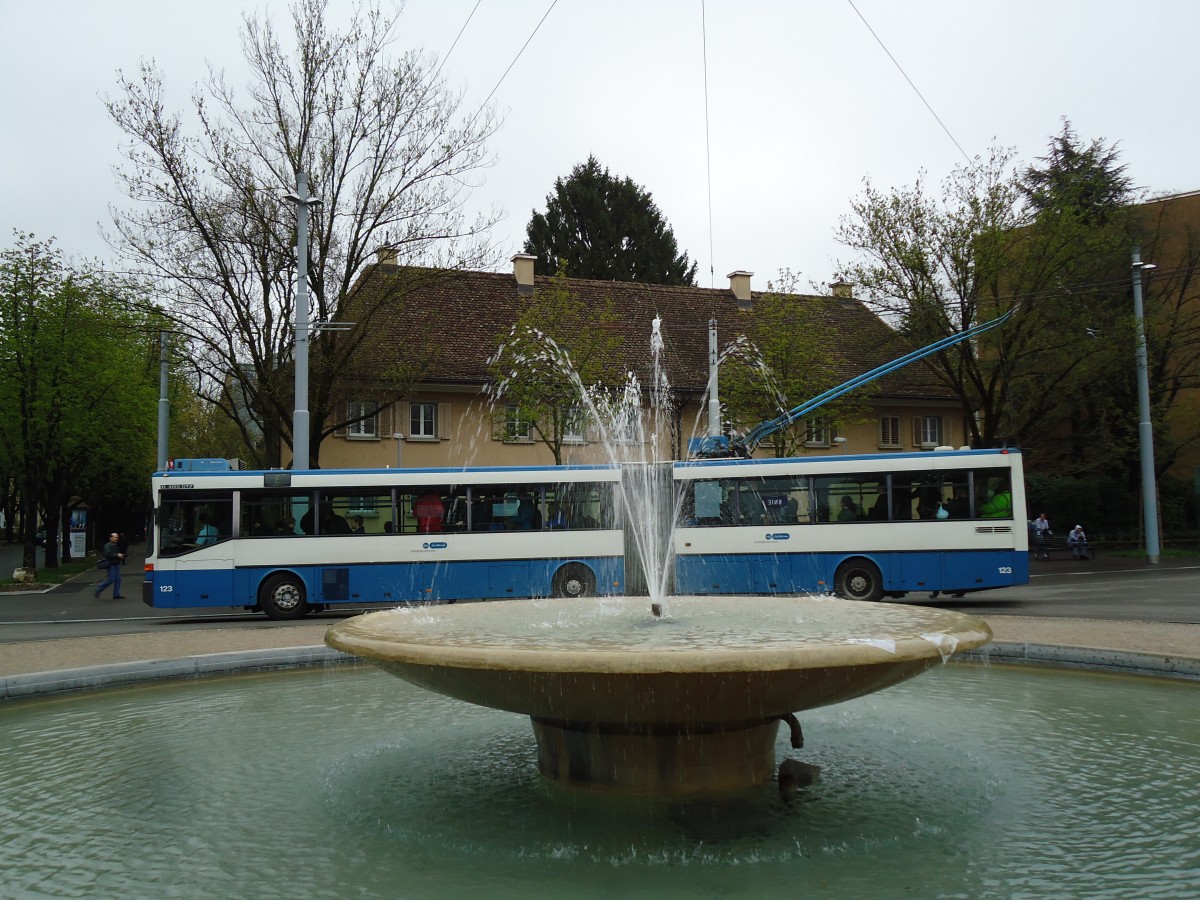 (143'778) - VBZ Zrich - Nr. 123 - Mercedes Gelenktrolleybus am 21. April 2013 in Zrich, Bullingerplatz