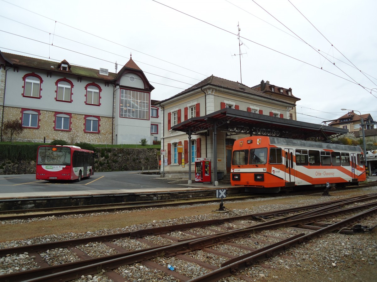 (143'858) - TRAVYS Yverdon - VD 240'802 - Solaris am 27. April 2013 beim Bahnhof Orbe