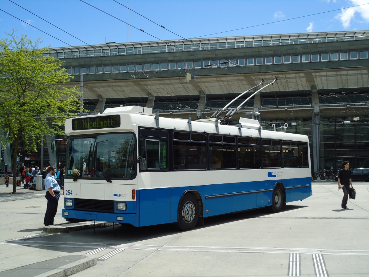 (144'353) - VBL Luzern - Nr. 254 - NAW/R&J-Hess Trolleybus am 19. Mai 2013 beim Bahnhof Luzern