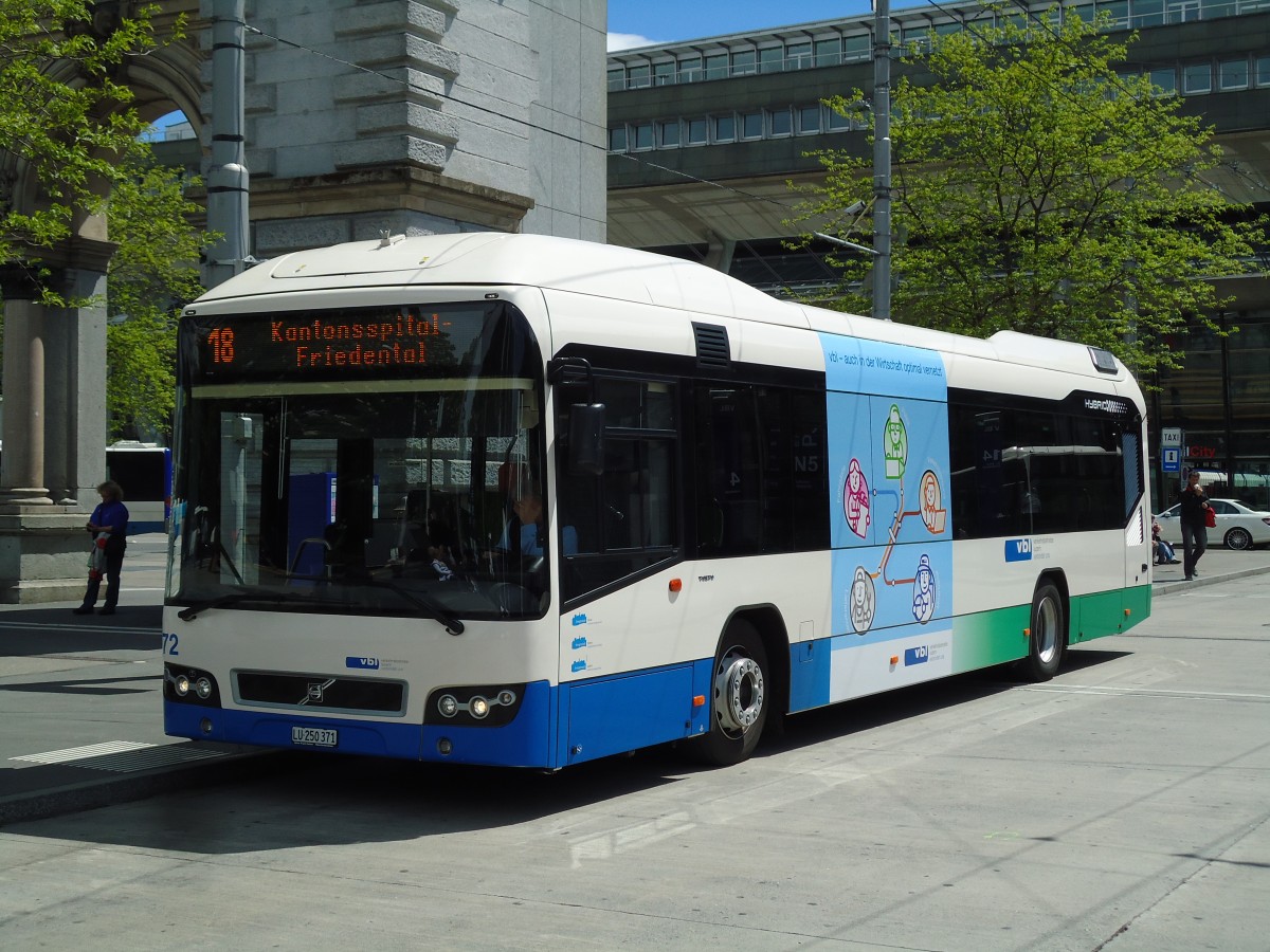 (144'357) - VBL Luzern - Nr. 72/LU 250'371 - Volvo am 19. Mai 2013 beim Bahnhof Luzern