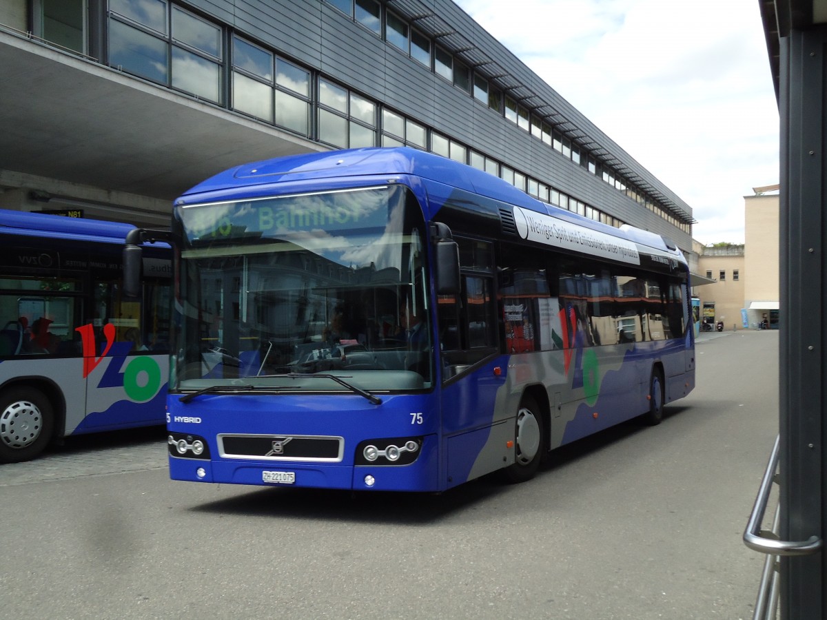 (144'427) - VZO Grningen - Nr. 75/ZH 221'075 - Volvo am 20. Mai 2013 beim Bahnhof Uster