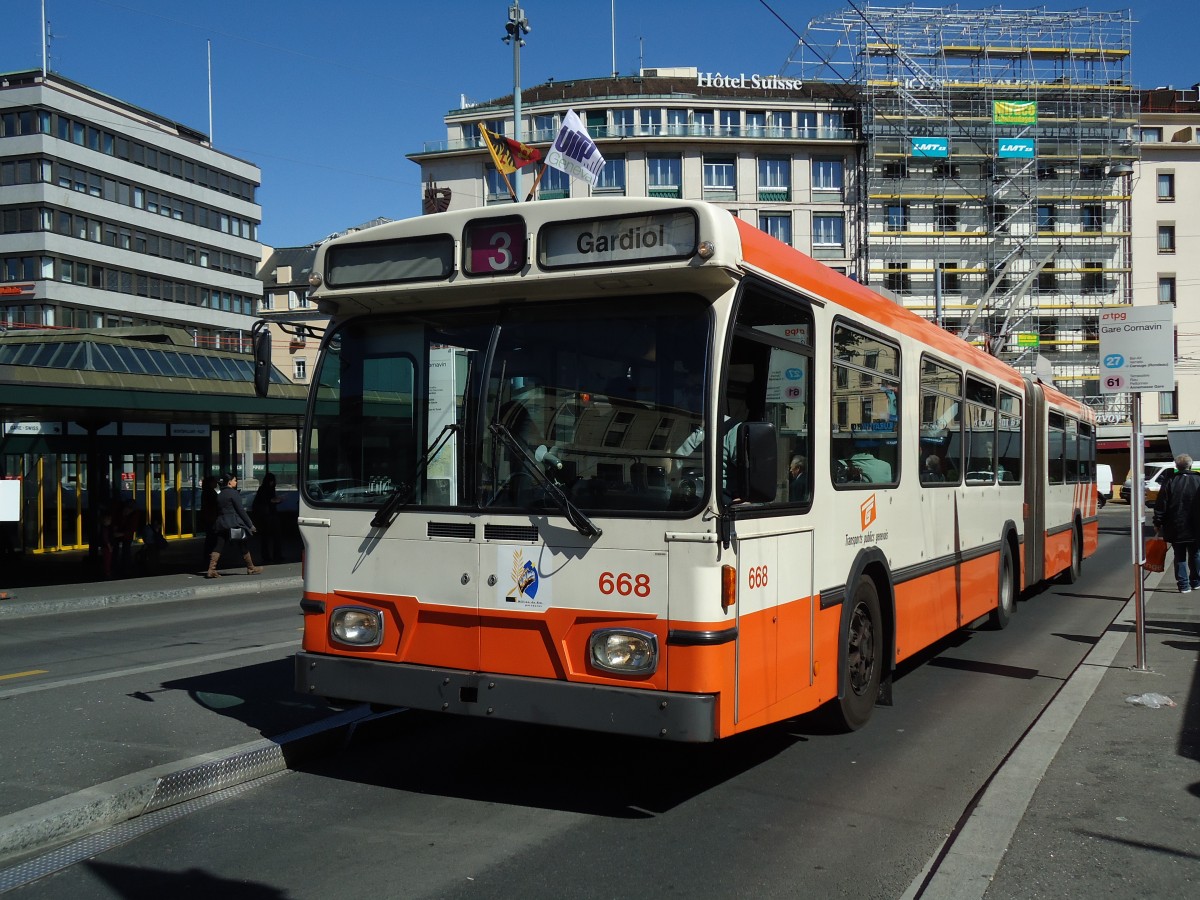 (144'730) - TPG Genve - Nr. 668 - Saurer/Hess Gelenktrolleybus am 27. Mai 2013 beim Bahnhof Genve