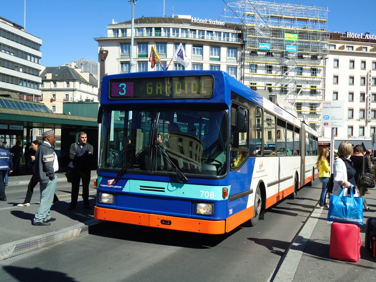 (144'737) - TPG Genve - Nr. 708 - NAW/Hess Gelenktrolleybus am 27. Mai 2013 beim Bahnhof Genve