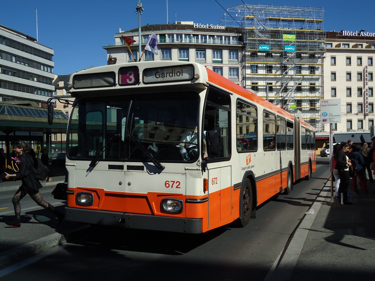 (144'747) - TPG Genve - Nr. 672 - Saurer/Hess Gelenktrolleybus am 27. Mai 2013 beim Bahnhof Genve