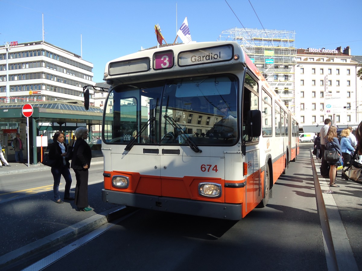 (144'752) - TPG Genve - Nr. 674 - Saurer/Hess Gelenktrolleybus am 27. Mai 2013 beim Bahnhof Genve