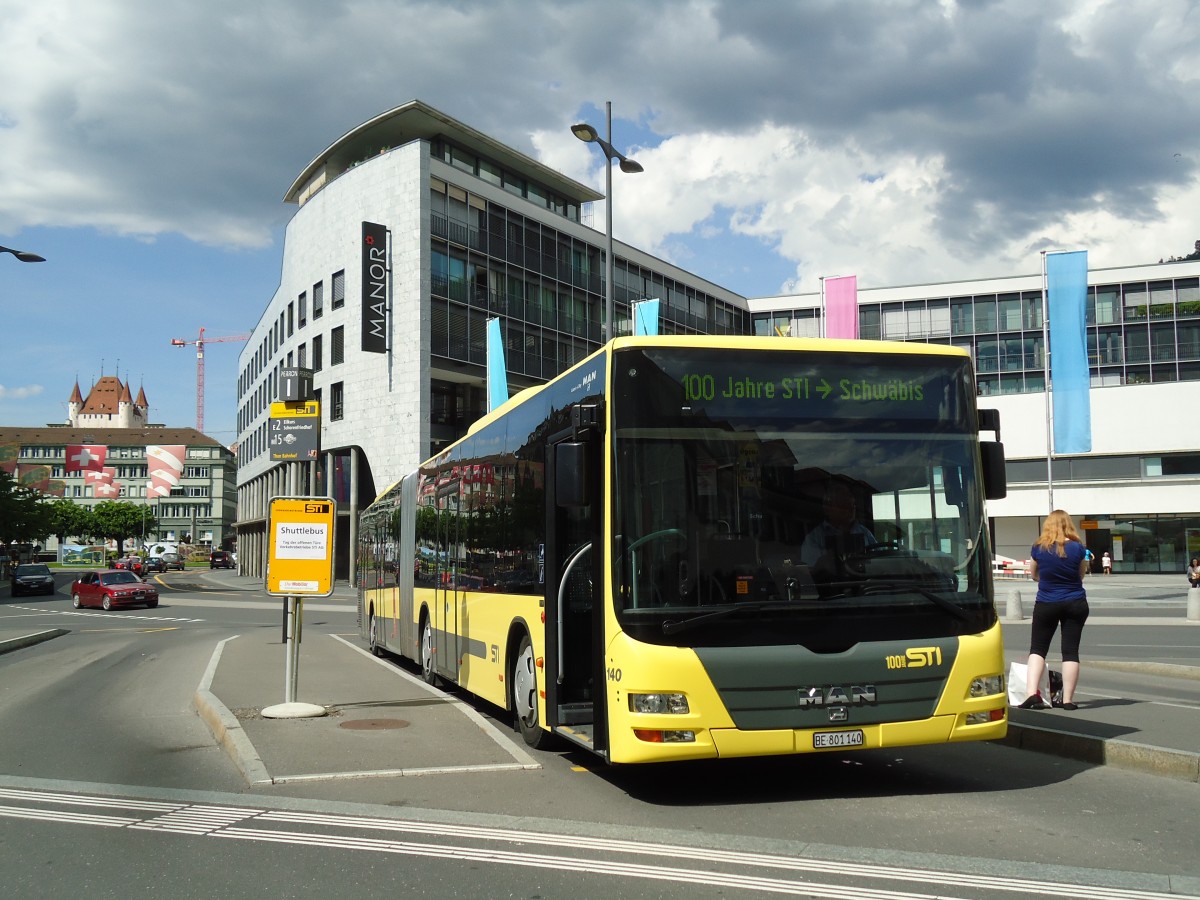 (145'001) - STI Thun - Nr. 140/BE 801'140 - MAN am 15. Juni 2013 beim Bahnhof Thun