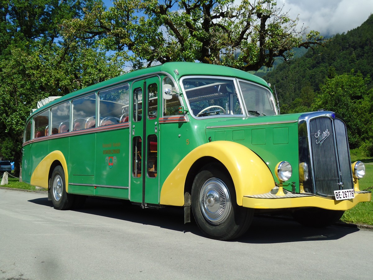 (145'540) - STI Thun - Nr. 15/BE 26'776 - Saurer/Gangloff (ex AvH Heimenschwand Nr. 5) am 30. Juni 2013 in Unterseen, Hotel Neuhaus