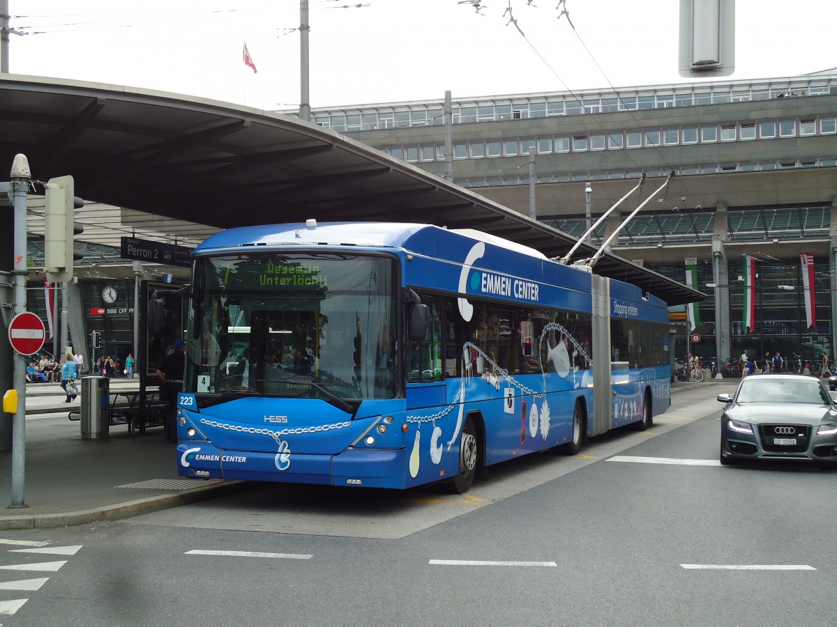 (145'700) - VBL Luzern - Nr. 223 - Hess/Hess Gelenktrolleybus am 8. Juli 2013 beim Bahnhof Luzern