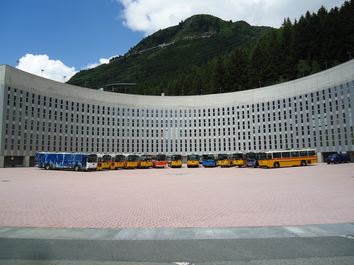 (145'906) - Gloor, Staufen - AG 9380 U - Saurer/Hess (ex ALMAT, Tagelswangen; ex P 26'516) + Gautschi, Suhr - AG 6835 - Saurer/Tscher (ex Ltscher, Neuheim Nr. 200; ex Cartek, Regensdorf; ex P 25'822) am 20. Juli 2013 in Airolo, Caserna (und 11 weitere Saurer RH)