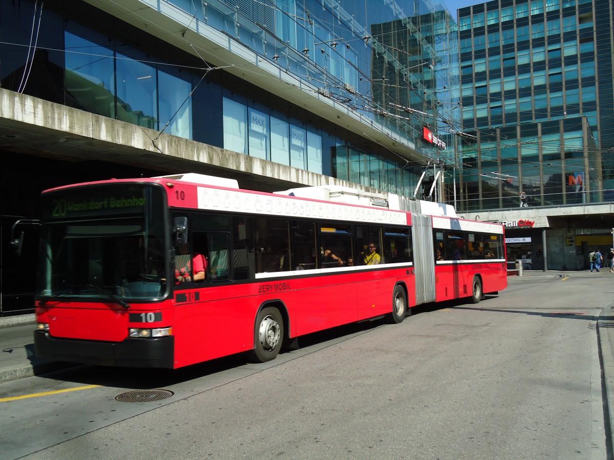 (145'998) - Bernmobil, Bern - Nr. 10 - NAW/Hess Gelenktrolleybus am 22. Juli 2013 beim Bahnhof Bern