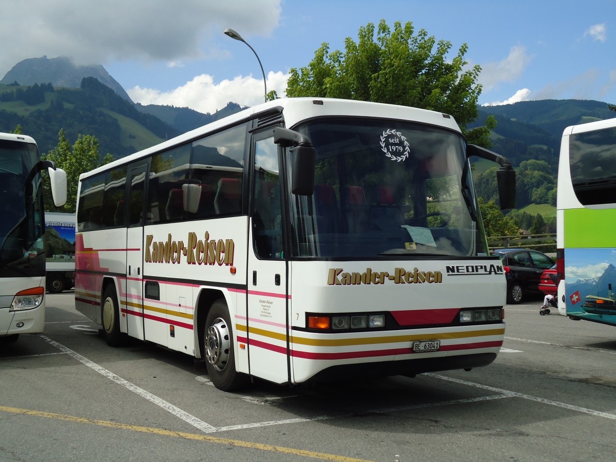 (146'520) - Kander-Reisen, Frutigen - Nr. 7/BE 63'041 - Neoplan am 26. August 2013 in Gruyres, Gruyres-Ville