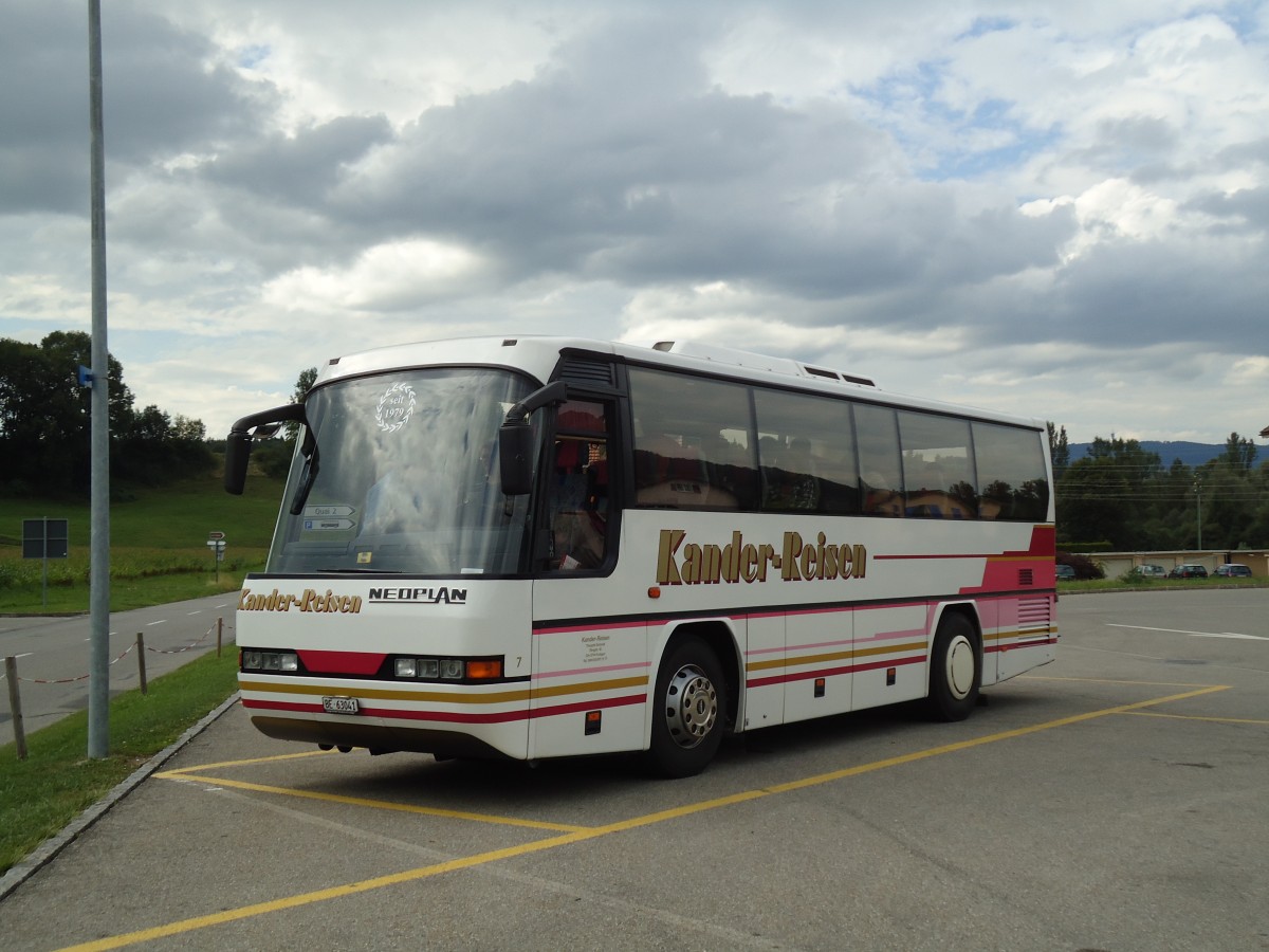 (146'538) - Kander-Reisen, Frutigen - Nr. 7/BE 63'041 - Neoplan am 26. August 2013 in Broc, Maison Cailler