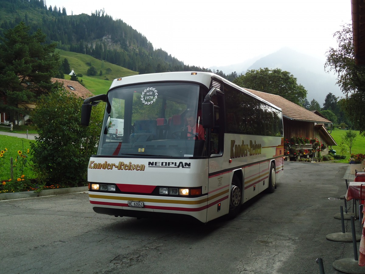 (146'539) - Kander-Reisen, Frutigen - Nr. 7/BE 63'041 - Neoplan am 26. August 2013 in Diemtigen, Restaurant Diemtigbergli