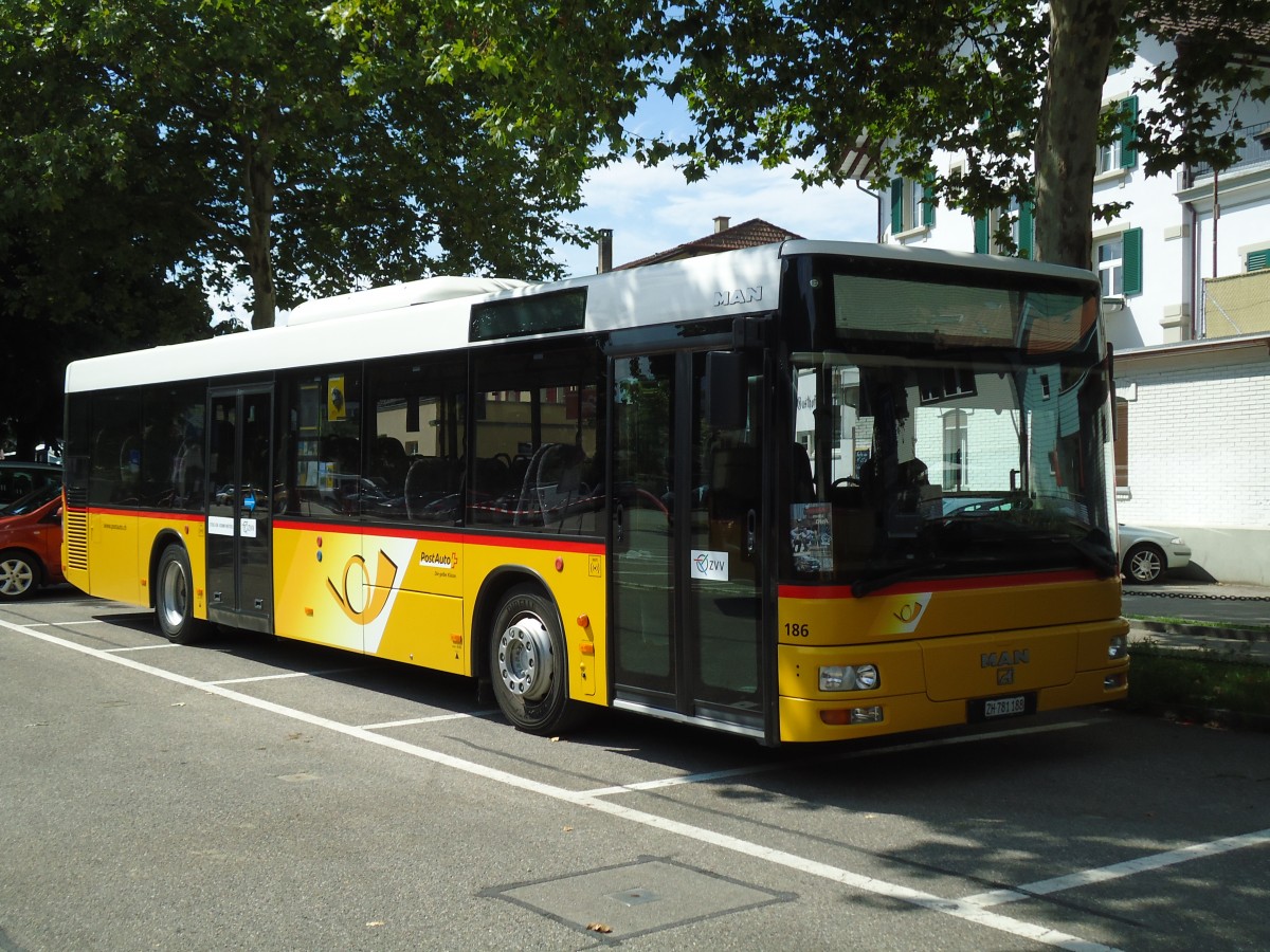 (146'902) - PostAuto Zrich - Nr. 186/ZH 781'188 - MAN am 1. September 2013 in Burgdorf, Markthalle