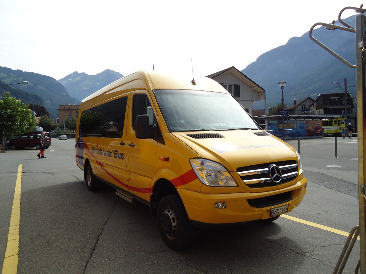 (146'982) - AVG Grindelwald - Nr. 10/BE 210'669 - Mercedes (ex Loretan, Inden) am 2. September 2013 in Meiringen, Postautostation