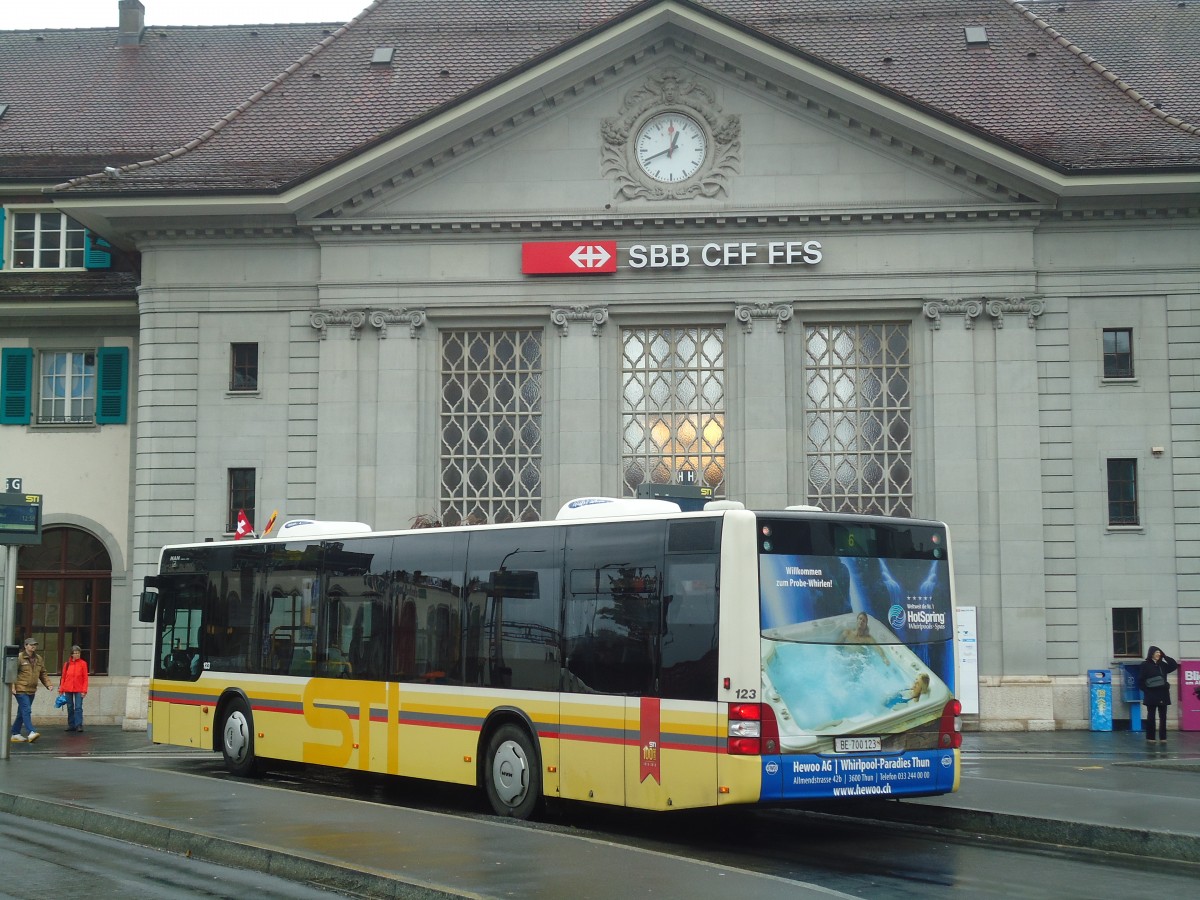 (147'498) - STI Thun - Nr. 123/BE 700'123 - MAN am 10. Oktober 2013 beim Bahnhof Thun