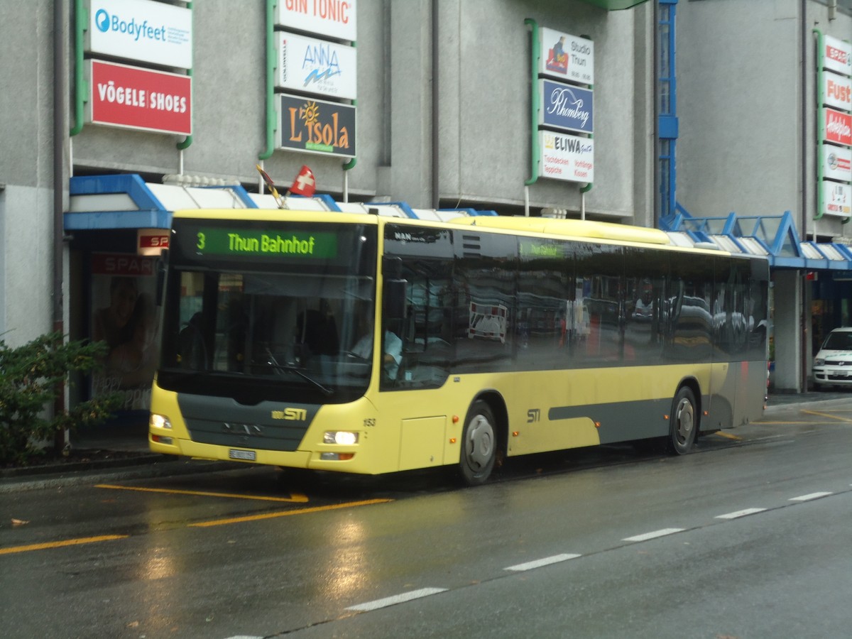 (147'501) - STI Thun - Nr. 153/BE 801'153 - MAN am 10. Oktober 2013 in Thun, Postbrcke