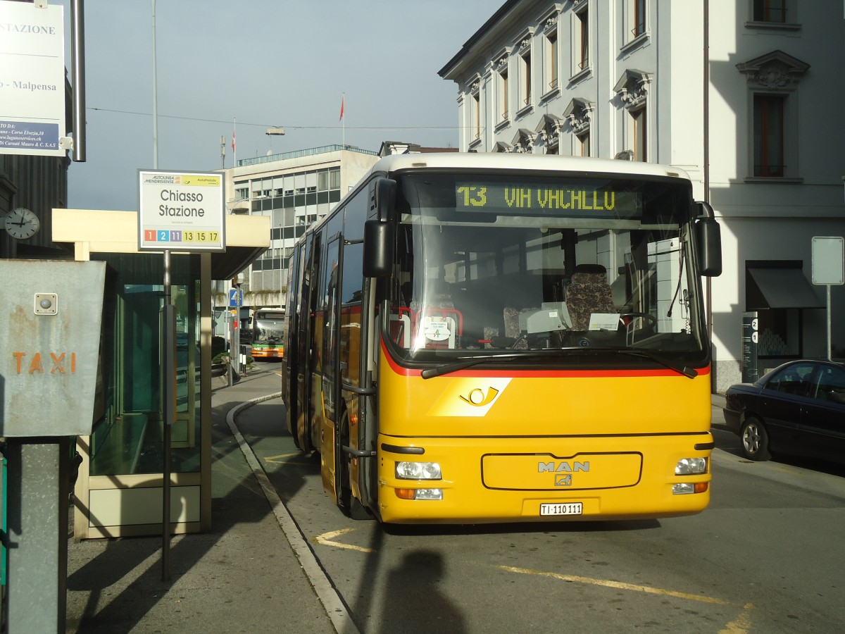 (147'777) - Autopostale, Mendrisio - TI 110'111 - MAN am 6. November 2013 beim Bahnhof Chiasso