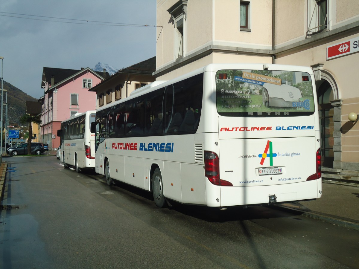 (147'861) - ABl Biasca - Nr. 7/TI 231'007 - Setra am 6. November 2013 beim Bahnhof Biasca