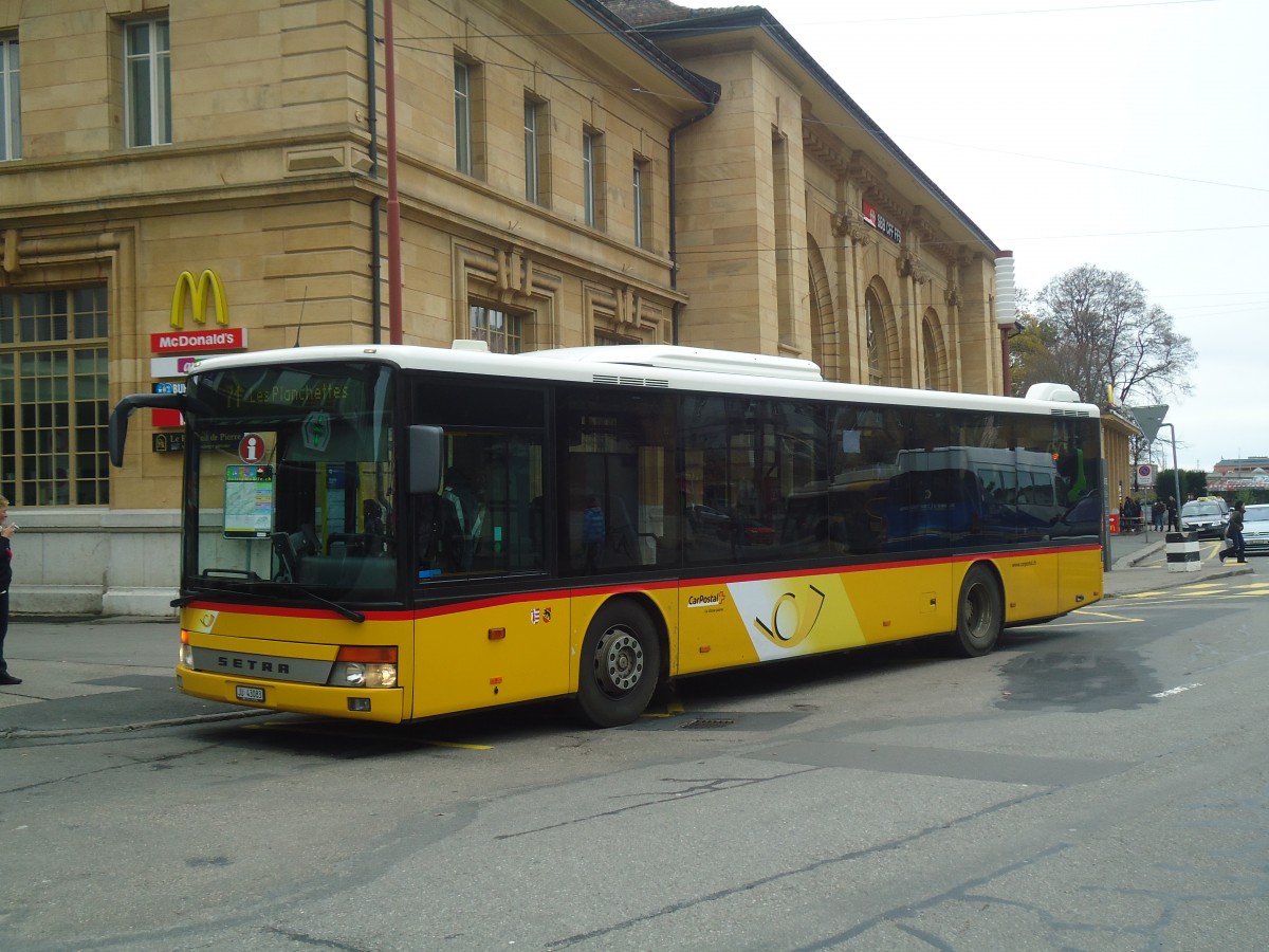 (147'921) - CarPostal Ouest - JU 43'083 - Setra am 8. November 2013 beim Bahnhof La Chaux-de-Fonds