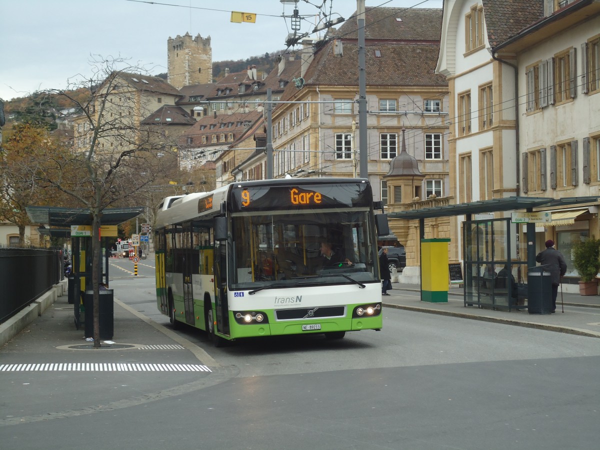 (147'997) - transN, La Chaux-de-Fonds - Nr. 213/NE 89'213 - Volvo (ex TN Neuchtel Nr. 213) am 8. November 2013 in Neuchtel, Place Pury