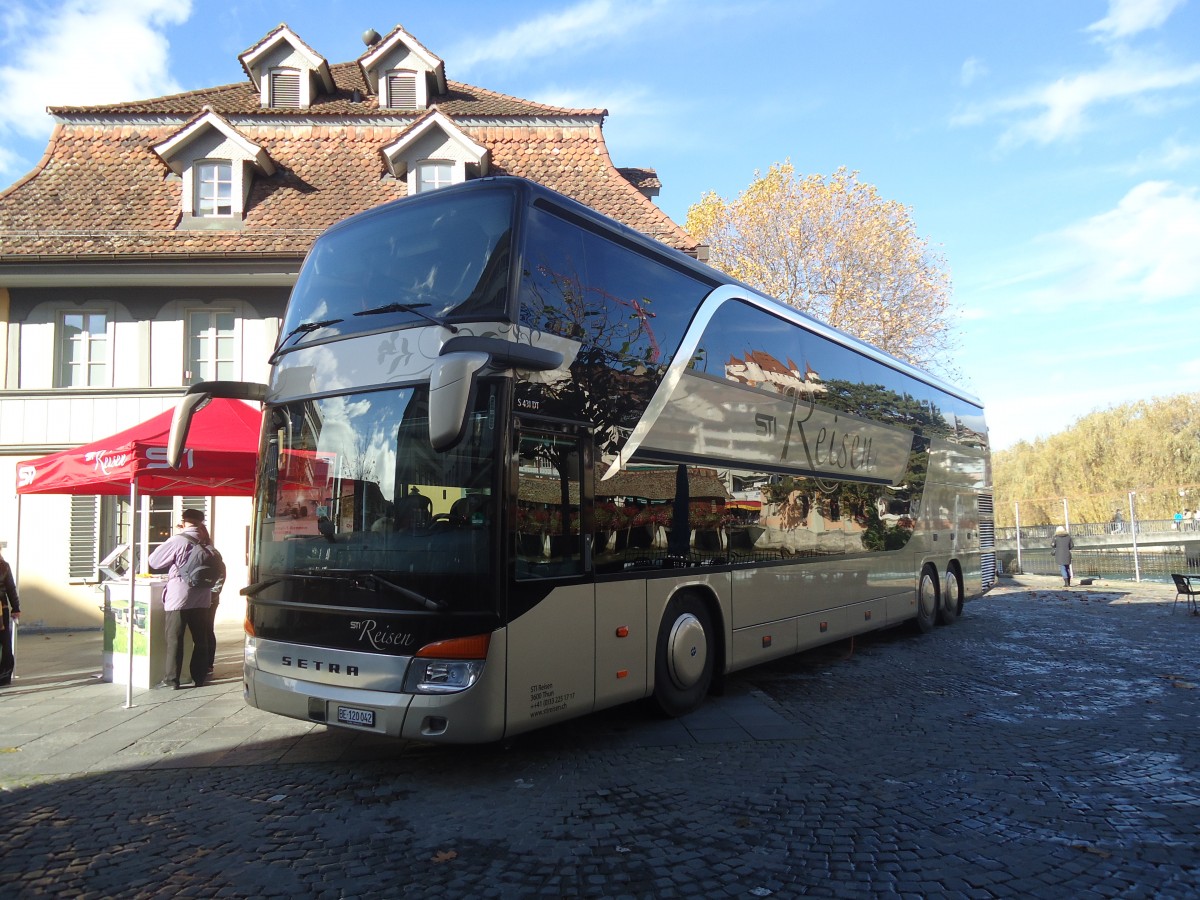 (148'017) - STI Thun - Nr. 42/BE 120'042 - Setra am 9. November 2013 in Thun, Waisenhausplatz