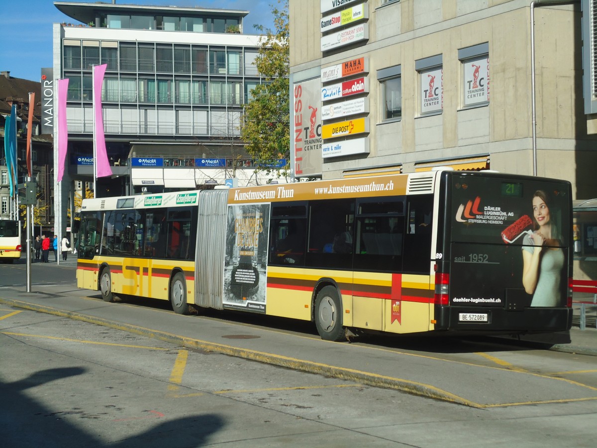 (148'019) - STI Thun - Nr. 89/BE 572'089 - MAN am 9. November 2013 beim Bahnhof Thun