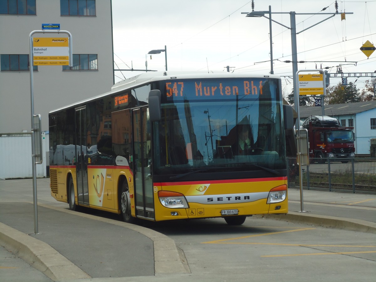 (148'169) - Wieland, Murten - Nr. 52/FR 300'635 - Setra am 25. November 2013 beim Bahnhof Ddingen