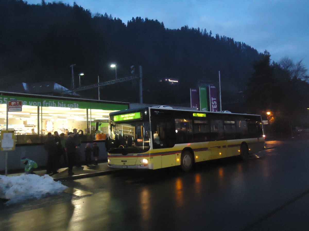 (148'304) - STI Thun - Nr. 126/BE 700'126 - MAN am 14. Dezember 2013 beim Bahnhof Oberdiessbach